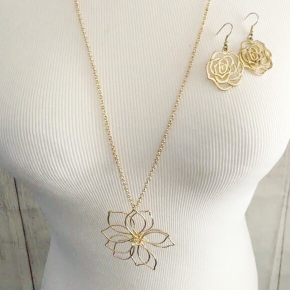 Charming Charlie Wire Flower Necklace & Earrings - Picture 2 of 11